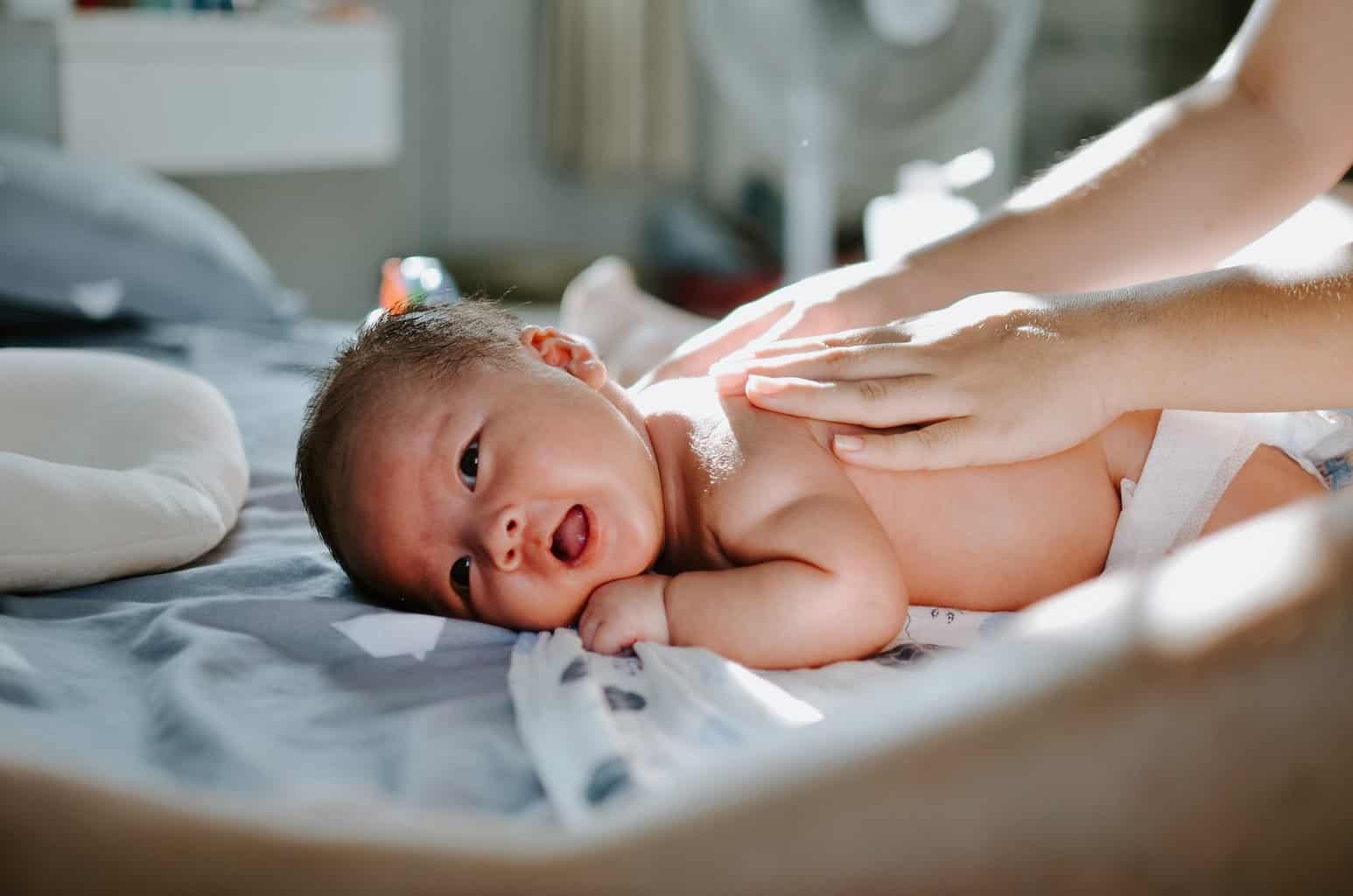 Tips for å massere babyer som ikke liker å bli massert